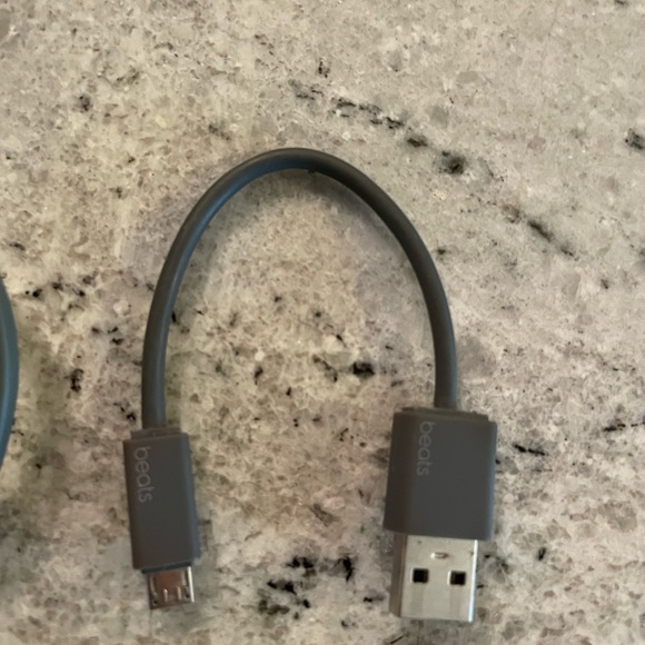 Beats by Dre wireless ear hook headphone w/case and charging cable neon green - Picture 6 of 6